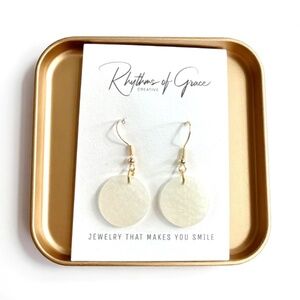 Chic White Marbled Dangle Earrings - Elegant Round Drop Jewelry - NWT